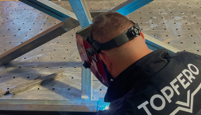 Artesano TopFero fabricando una estructura metálica